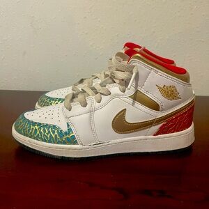 Jordan 1 Mid Sneaker School NC to Chicago (GS) Kids. Size: 5 Used. no box.